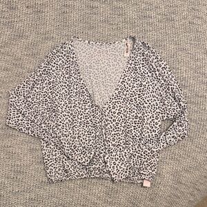 Victoria’s Secret Leopard Print Lightweight Cardigan Top Size Small NWT